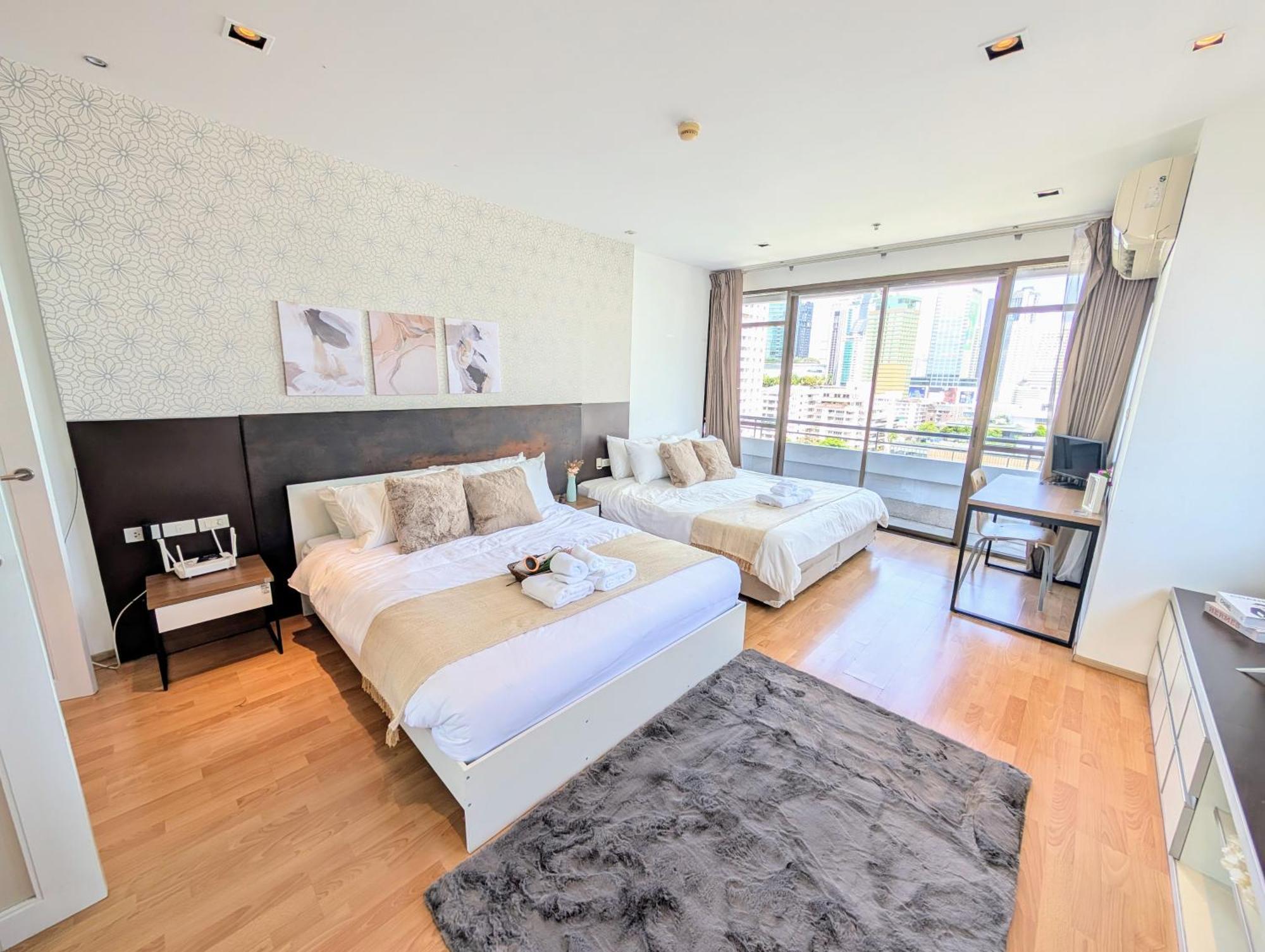 Executive 2 Bed Nana Bts 100m Skyline